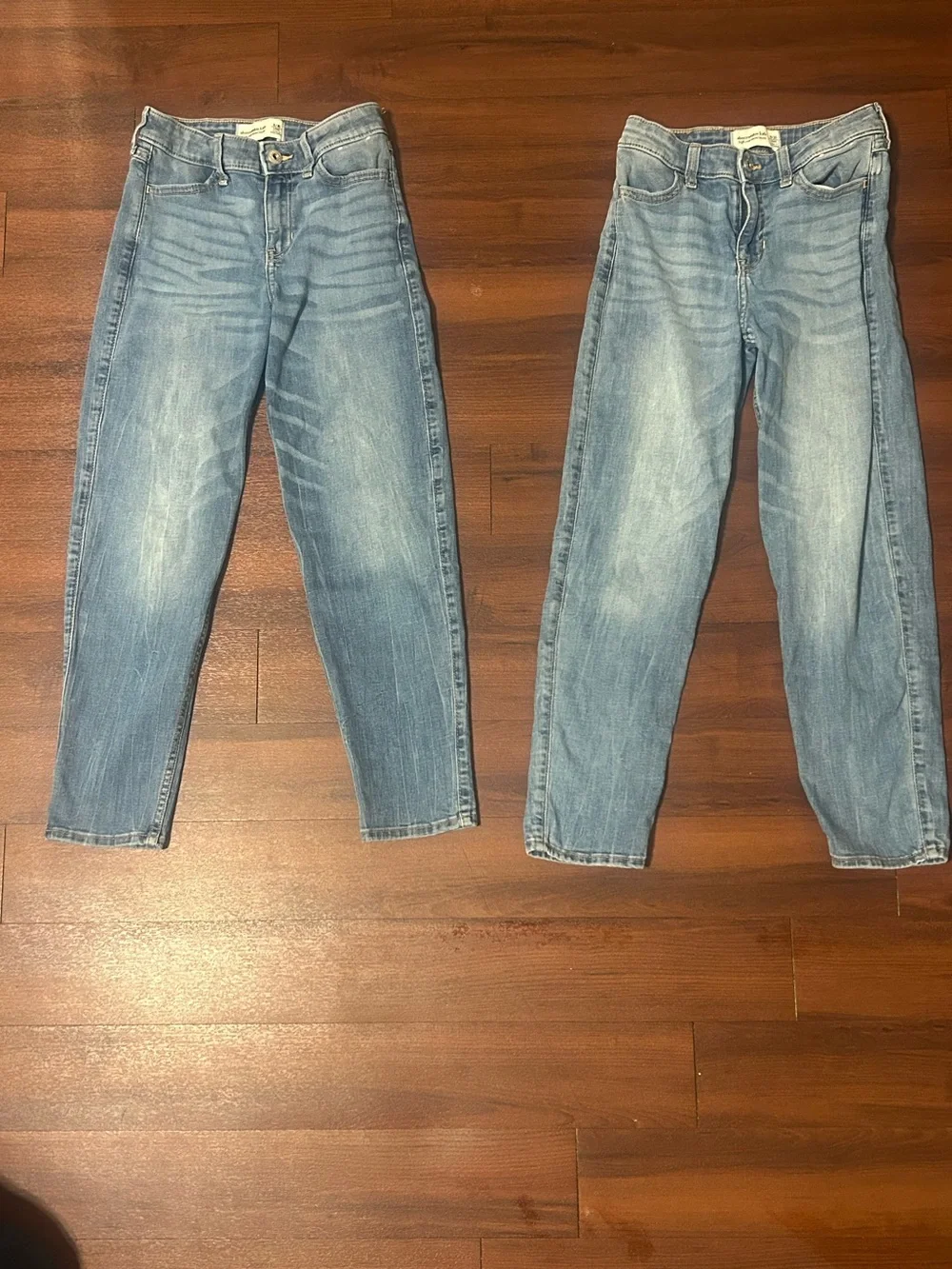 Abercrombie Kids Girls High Rise Mom Jeans Size 9/10 Long Light Wash